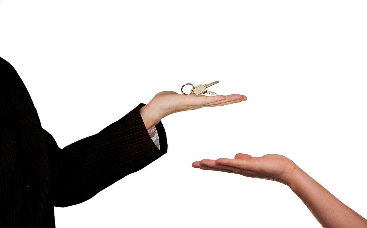 mortgage broker giving the home keys